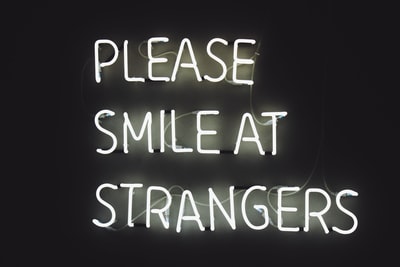白光LED灯与文本请对陌生人微笑
